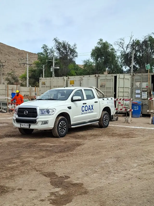 Camioneta COAX en instalación de faena