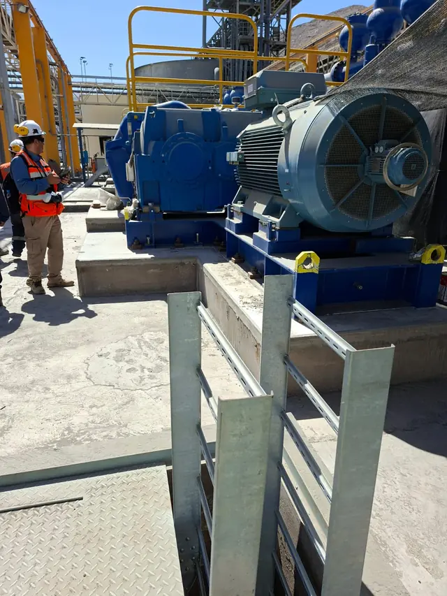 Motores y bombas instalados en planta minera