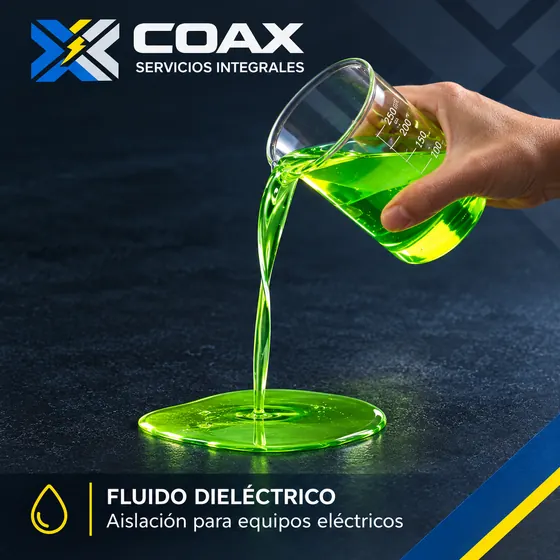 Aceite dieléctrico vegetal Cargill Envirotemp FR3 siendo vertido desde un vaso de precipitado